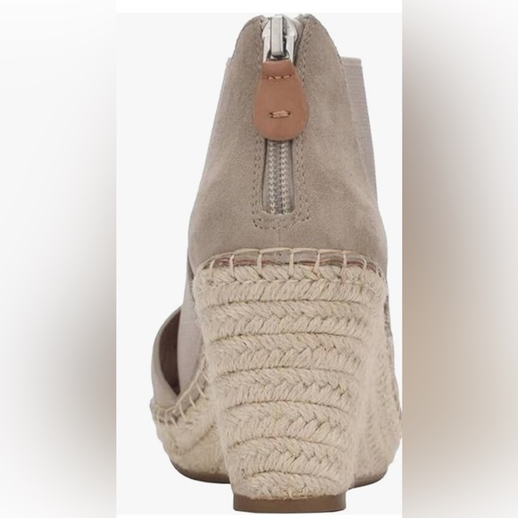 Kenneth Cole Women’s Colleen X-Elastic wedge sandals - Picture 3 of 4